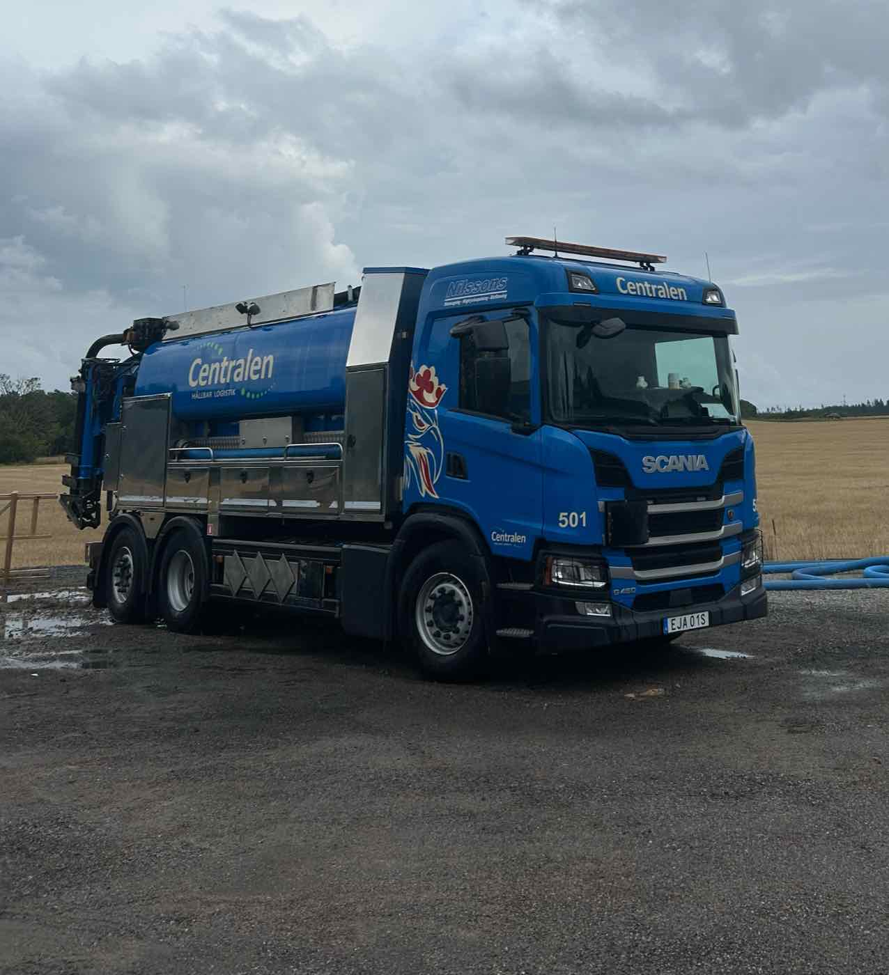 Centralens blå spolbil av märket Scania